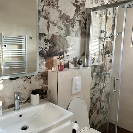 Mediterranean 公寓